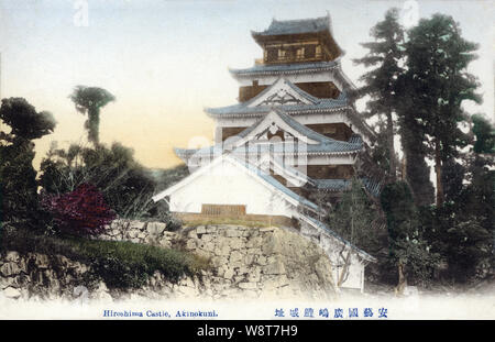 [ 1900 ] Japon - Hiroshima Hiroshima Castle - Château d'Hiroshima. Château d'Hiroshima a été construit dans le 1590s. Il a été détruit dans le bombardement atomique en 1945 et reconstruite en 1958. La réplique est maintenant un musée de l'histoire de Hiroshima avant la Seconde Guerre mondiale. 20e siècle vintage carte postale. Banque D'Images