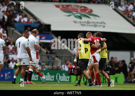 Londres, Royaume-Uni. Août 11, 2019. Gareth Anscombe de galles quitte le terrain blessé dans le 1er semestre. L'Angleterre v Pays de Galles, 183 international rugby au stade de Twickenham à Londres le dimanche 11 août 2019. Veuillez noter les images sont pour un usage éditorial uniquement. Photos par Andrew Andrew/Verger Verger la photographie de sport /Alamy live news Crédit : Andrew Orchard la photographie de sport/Alamy Live News Banque D'Images