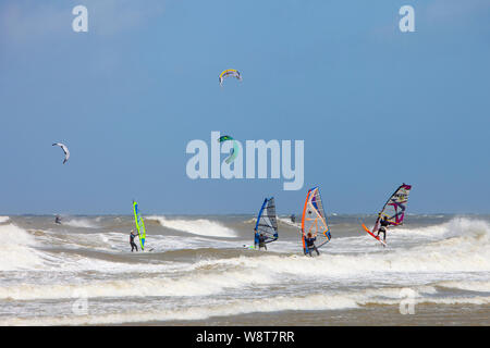 Le vent et le kite surf sur des vagues élevées en été, tempête sur la mer du nord près de Scheveningen en Hollande Banque D'Images