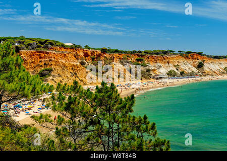 Praia da Falésia près de Albufeira, Algarve Banque D'Images