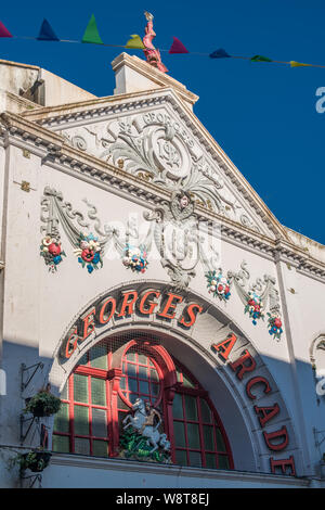 Entrée de St George's Arcade, construit en 1912 comme une salle de cinéma (deuxième plus grand dans le Royaume-Uni) et maintenant utilisé comme une galerie marchande, Cornwall, Angleterre, de Famouth, UK. Banque D'Images