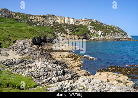 Une baie à la base de Holyhead Mountain Banque D'Images