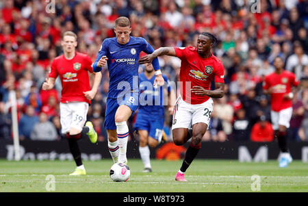 Ross Barkley de Chelsea et Manchester United's Aaron Wan-Bissaka (à droite) bataille pour la balle au cours de la Premier League match à Old Trafford, Manchester. Banque D'Images