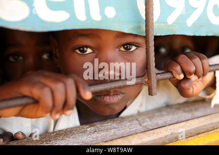 Élève en face d'une petite école primaire de Nkhotakota. Le Malawi est un des pays les plus pauvres du monde. Banque D'Images