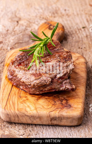 Le steak grillé sur bois avec Rosemary