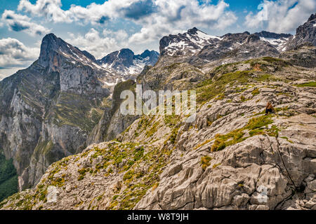 Pics à Macizo Central (Macizo Los Urrieles), les promeneurs, les avis de sentier près de la station supérieure du câble El cable car, Picos de Europa, Cantabria, ESPAGNE Banque D'Images