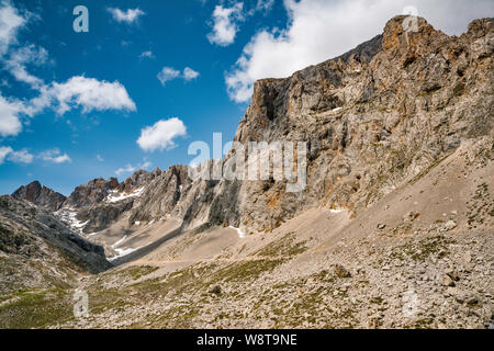 Pena Olvidada massif sur la droite, les pics à Macizo Central (Los Urrieles), près de la station supérieure du câble El de téléphérique, Picos de Europa, Cantabria, ESPAGNE Banque D'Images