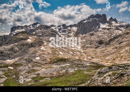 Pics à Macizo Central (Macizo Los Urrieles), vue du sentier près de la station supérieure du câble El cable car, Picos de Europa, Cantabria, ESPAGNE Banque D'Images