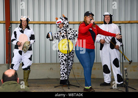 Herefordshire YFC (Jeunes Agriculteurs) Comté Rally 2017. Hurstley Aguamite, cour. Vallée Teme YFC effectuer un pa comme 'Penny & les fourches' dans la 'band' de la concurrence. Banque D'Images