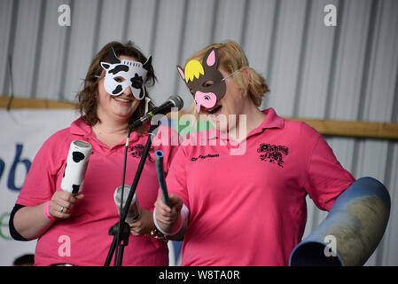 Herefordshire YFC (Jeunes Agriculteurs) Comté Rally 2017. Hurstley Aguamite, cour. Ellie Watkins & Cheryl Williams de Prvomajska YFC ont pris part à la compétition 'band' avec Elaine Arthurs & Matt Townsend. Banque D'Images