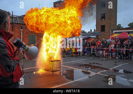 Journée portes ouvertes au poste de pompiers de Hereford. Les pompiers ont démontré ce qui se produit lorsqu'on verse de l'eau sur une puce à feu. pan Banque D'Images