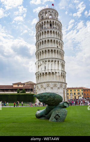 Pise, Italie - 19 août 2016 : vue panoramique sur la Piazza dei Miracoli (également appelé Piazza del Duomo à Pise), au premier plan la tour de la cloche t Banque D'Images