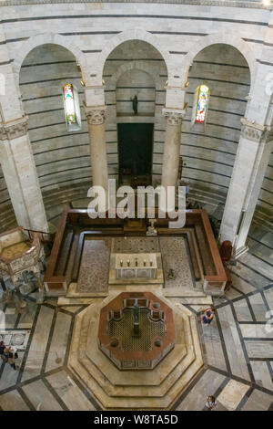 Pise, Italie - 19 août 2016 : une vue panoramique de l'intérieur de Pise Baptistère Saint-Jean (Battistero di San Giovanni) est un ecclésiastique catholique romaine Banque D'Images