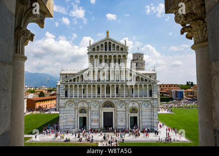 Le Duomo de Pise vu du baptistère, italie Banque D'Images