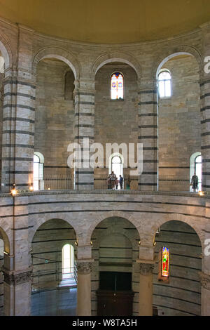 Pise, Italie - 19 août 2016 : une vue panoramique de l'intérieur de Pise Baptistère Saint-Jean (Battistero di San Giovanni) est un ecclésiastique catholique romaine Banque D'Images