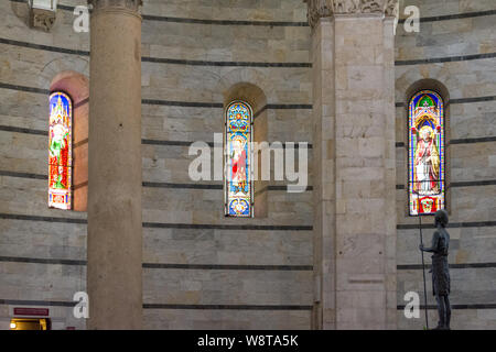 Pise, Italie - 19 août 2016 : une vue panoramique de l'intérieur de Pise Baptistère Saint-Jean (Battistero di San Giovanni) est un ecclésiastique catholique romaine Banque D'Images