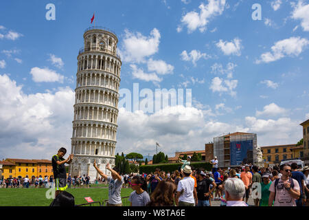 Pise, Italie - 19 août 2016 : la Tour de Pise est la plus célèbre tour penchée du monde ainsi qu'un monument mondialement connu. Banque D'Images