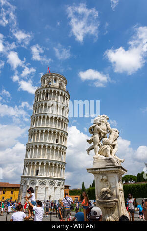 Pise, Italie - 19 août 2016 : la Tour de Pise est la plus célèbre tour penchée du monde ainsi qu'un monument mondialement connu. Banque D'Images