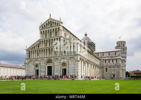 Pise, Italie - 19 août 2016 : vue panoramique sur la Piazza dei Miracoli (également appelé Piazza del Duomo de Pise), au premier plan le Duomo immédiatement Banque D'Images