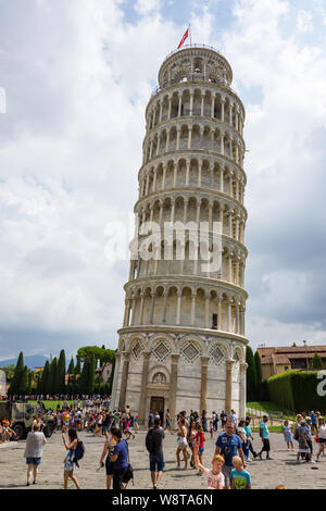 Pise, Italie - 19 août 2016 : vue panoramique sur la Piazza dei Miracoli (également appelé Piazza del Duomo de Pise), au premier plan la tour de la cloche t Banque D'Images