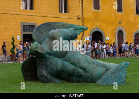 Pise, Italie - 19 août 2016 : la statue de l'ange déchu du sculpteur Igor Mitoraj Banque D'Images