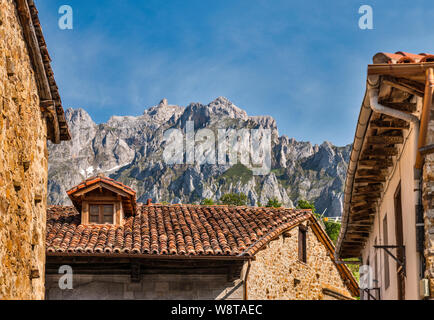 Village de Mogrovejo à Vallée de Liebana, en face de Andara Macizo Central (montagnes, Macizo Los Urrieles) à Picos de Europa, Cantabria, ESPAGNE Banque D'Images