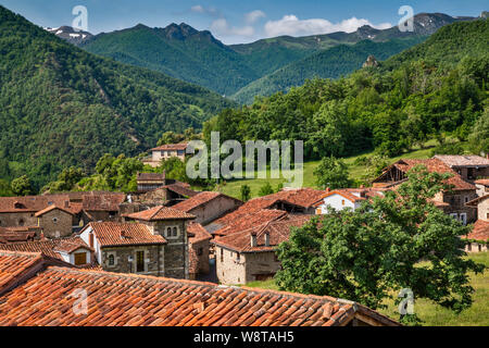Toits de maisons du village de Mogrovejo dans vallée de Liebana, Puertos de Salvoron à distance, à Picos de Europa, Cantabria, ESPAGNE Banque D'Images