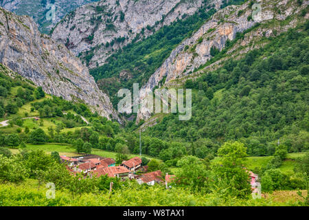 Village de Viego, Desfiladero de Los Beyos Beyos (défilé) à distance, contreforts de Picos de Europa, Parc Naturel de Ponga, Asturias, Espagne Banque D'Images