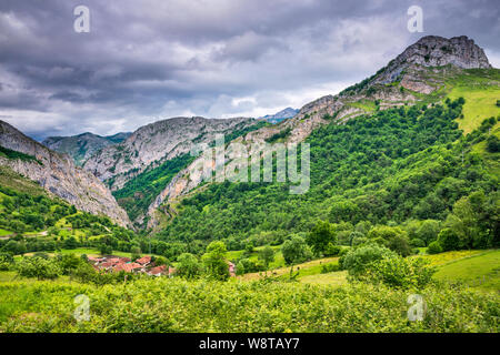 Salon de la montagne Peña village de Viego, Desfiladero de Los Beyos Beyos (défilé) dans dist, Picos de Europa, Parc Naturel de Ponga, Asturias, Espagne Banque D'Images