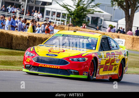 2018 Ford Mustang GT Penske Racing pilote NASCAR avec Gil de Ferran au Goodwood Festival of Speed 2019, Sussex, UK Banque D'Images