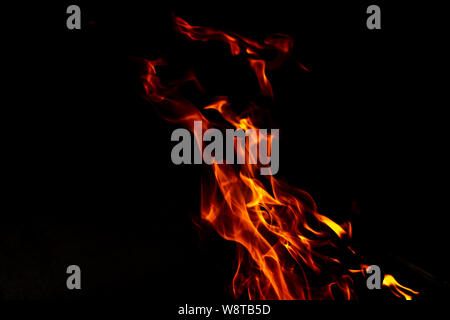 Fire flames sur fond noir abstrait. Banque D'Images