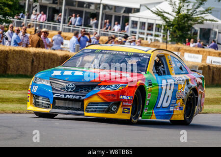 2014 Toyota Camry NASCAR avec pilote Anthony Reid dans le M&M à la livrée 2019 Goodwood Festival of Speed, Sussex, UK Banque D'Images