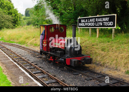 La Bala Lake Railway narrow gauge steam engine Maid Marian passant un signe sur la ligne du patrimoine dans le Nord du Pays de Galles Bala Banque D'Images