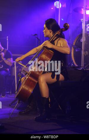 Tina Guo (chinois : 郭婷娜) (né le 28 octobre 1985 à Shanghai, Chine) est un violoncelliste sino-américaine et erhuist de Shanghai. Elle a mis au point un rendement multi-facettes et carrière d'enregistrement comme violoncelliste, electric, violoncelliste et compositeur erhuist, connue pour son son particulier, des vidéos qui mettent en valeur ses talents contre des toiles et des costumes élaborés, la maîtrise dans un large éventail de genres, et l'improvisation dans le style des films, d'émissions de télévision, et les scores de jeux. Tina Guo Jeu sur les concerts 2018 Roundhouse de Londres, Angleterre, Royaume-Uni, Banque D'Images