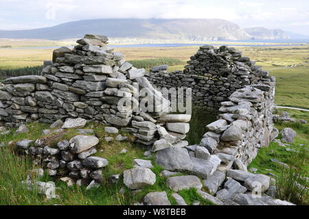 Maison en ruine dans le village abandonné près de Dugort, à la base de Slievemore, Achill Island, Irlande Banque D'Images