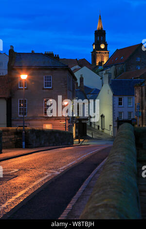 Début de soirée sur l'ancien pont vers Bridge End et l'Hôtel de Ville Tour de l'horloge, Berwick upon Tweed, Northumberland, England, UK. Banque D'Images