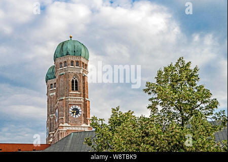 Munich (Bavière, Allemagne) : vue sur les toits de la ville ; München (Bayern, Deutschland) : Blick über die Dächer der Stadt auf die Frauenkirche Banque D'Images