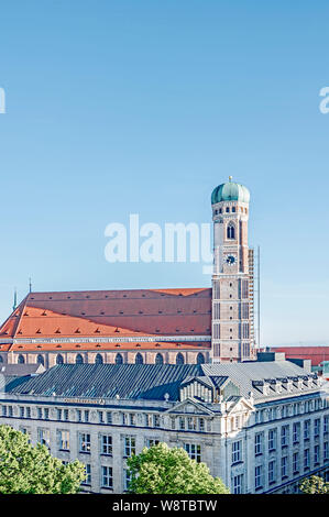 Munich (Bavière, Allemagne) : vue sur les toits de la ville ; München (Bayern, Deutschland) : Blick über die Dächer der Stadt auf die Frauenkirche Banque D'Images