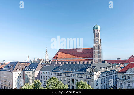 Munich (Bavière, Allemagne) : vue sur les toits de la ville ; München (Bayern, Deutschland) : Blick über die Dächer der Stadt auf die Frauenkirche Banque D'Images