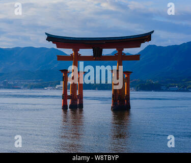 Vue sur l'emblématique Torii vermillon sur îles Miyajima Itsukushima-jinja Shinto dans l'eau de l'océan Pacifique, Japon Novembre 2018 Banque D'Images