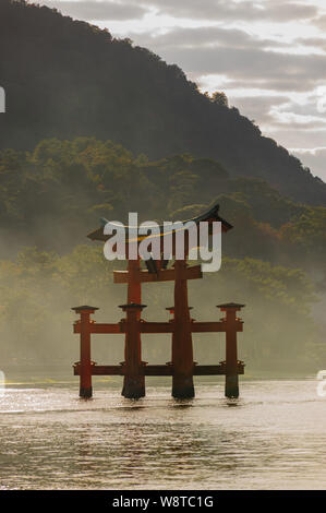 Vue sur l'emblématique Torii vermillon sur îles Miyajima Itsukushima-jinja Shinto dans l'eau de l'océan Pacifique, Japon Novembre 2018 Banque D'Images