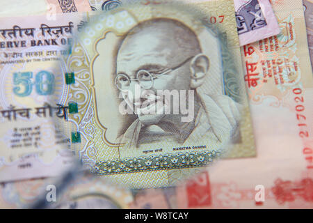 Cinq cent rupee remarque regarde à travers une loupe Banque D'Images