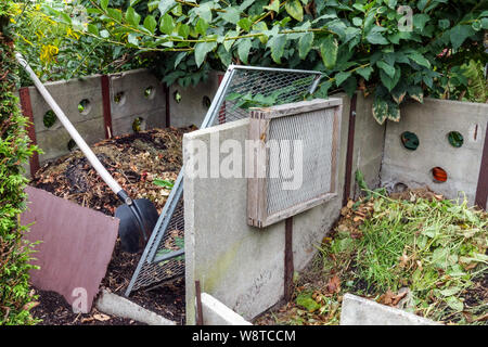 Tas de compost dans un jardin, outils de jardin pour le compostage - pelle et tamis pour le tri du sol, feuilles d'outils dans le bac de compost Banque D'Images