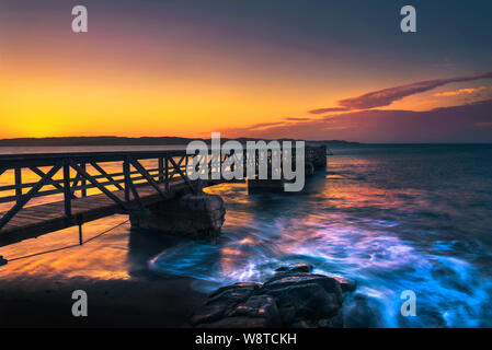 Pier dans la ville portuaire de Luderitz au coucher du soleil dans le sud-ouest de la Namibie Banque D'Images