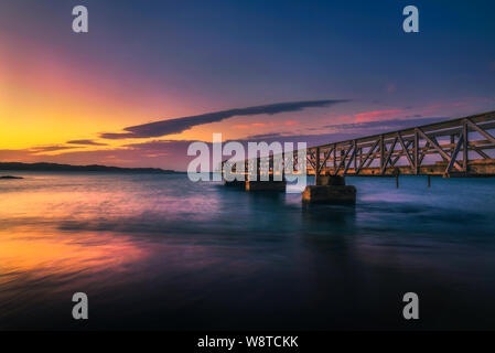 Pier dans la ville portuaire de Luderitz au coucher du soleil dans le sud-ouest de la Namibie Banque D'Images