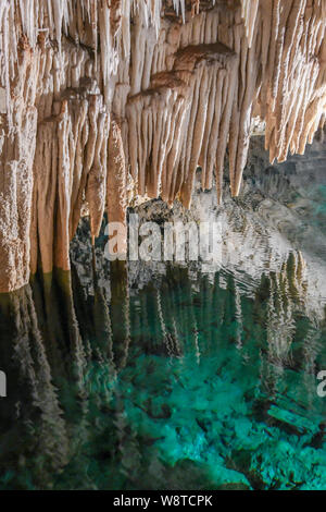 Crystal Cave Bermudes - attraction touristique à Hamilton Bermudes - de l'eau claire comme du cristal et lac souterrain - stalactites et stalagmites de calcaire Banque D'Images