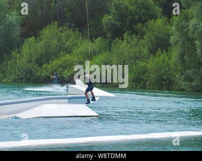 Un homme faire du sport, ski nautique sur une planche à neige Banque D'Images