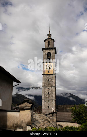 La tour de l'horloge de l'église Chiesa di San Gottardo surplombe la petite ville de Intragna, dans la région du Tessin en Suisse. Banque D'Images