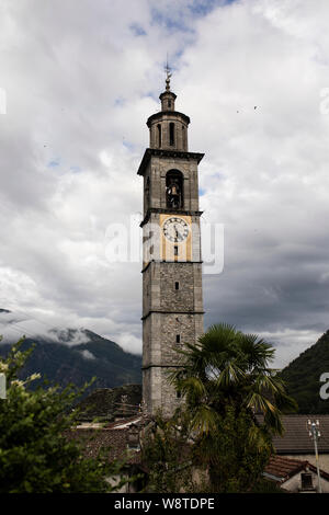 La tour de l'horloge de l'église Chiesa di San Gottardo surplombe la petite ville de Intragna, dans la région du Tessin en Suisse. Banque D'Images