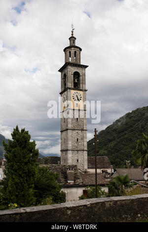 La tour de l'horloge de l'église Chiesa di San Gottardo surplombe la petite ville de Intragna, dans la région du Tessin en Suisse. Banque D'Images